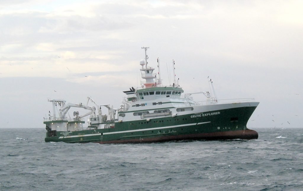 imga eof a bottom trawling boat on the surface