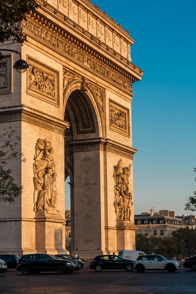 A picture of the French Arc de Triomphe.